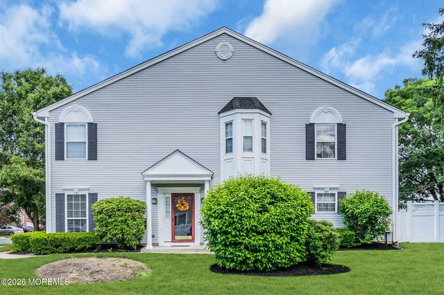 16 Sunningdale Circle, Manalapan, NJ 07726