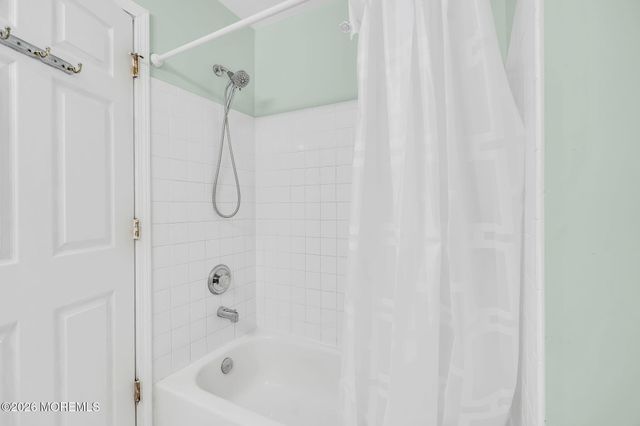 16 Sunningdale Circle, Manalapan, NJ 07726