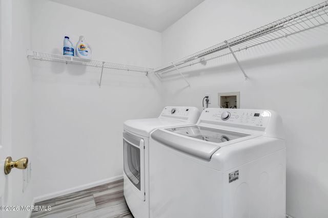 16 Sunningdale Circle, Manalapan, NJ 07726