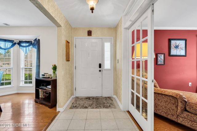 16 Sunningdale Circle, Manalapan, NJ 07726