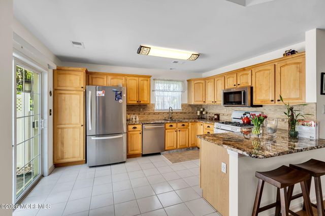 16 Sunningdale Circle, Manalapan, NJ 07726