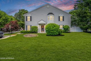 16 Sunningdale Circle, Manalapan, NJ 07726