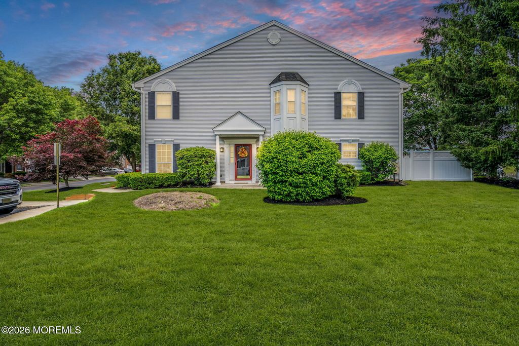 16 Sunningdale Circle, Manalapan, NJ 07726