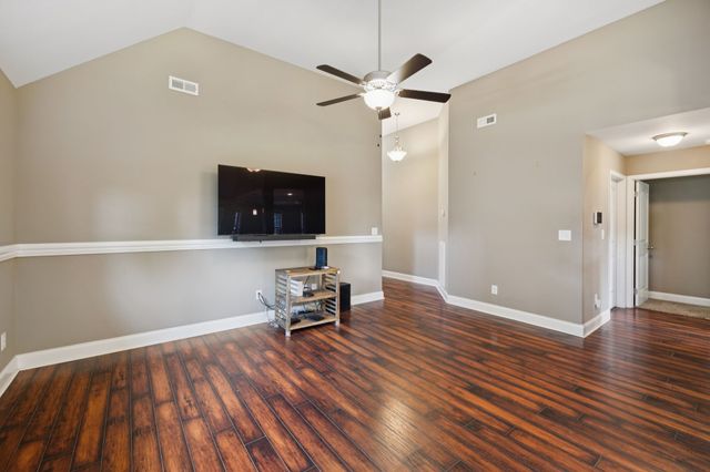 510 Sourwood Dr, Clarksville, TN 37042