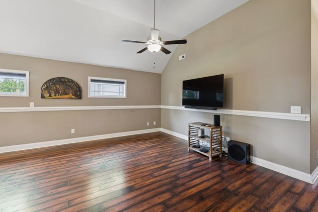 510 Sourwood Dr, Clarksville, TN 37042