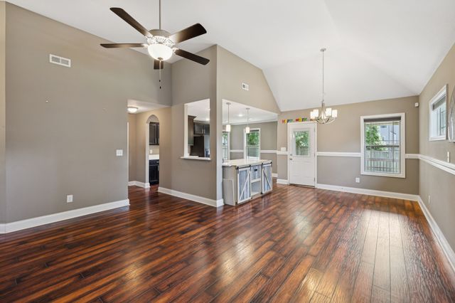 510 Sourwood Dr, Clarksville, TN 37042