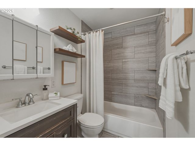 3360 Se ROCKWOOD St, Milwaukie, OR 97222
