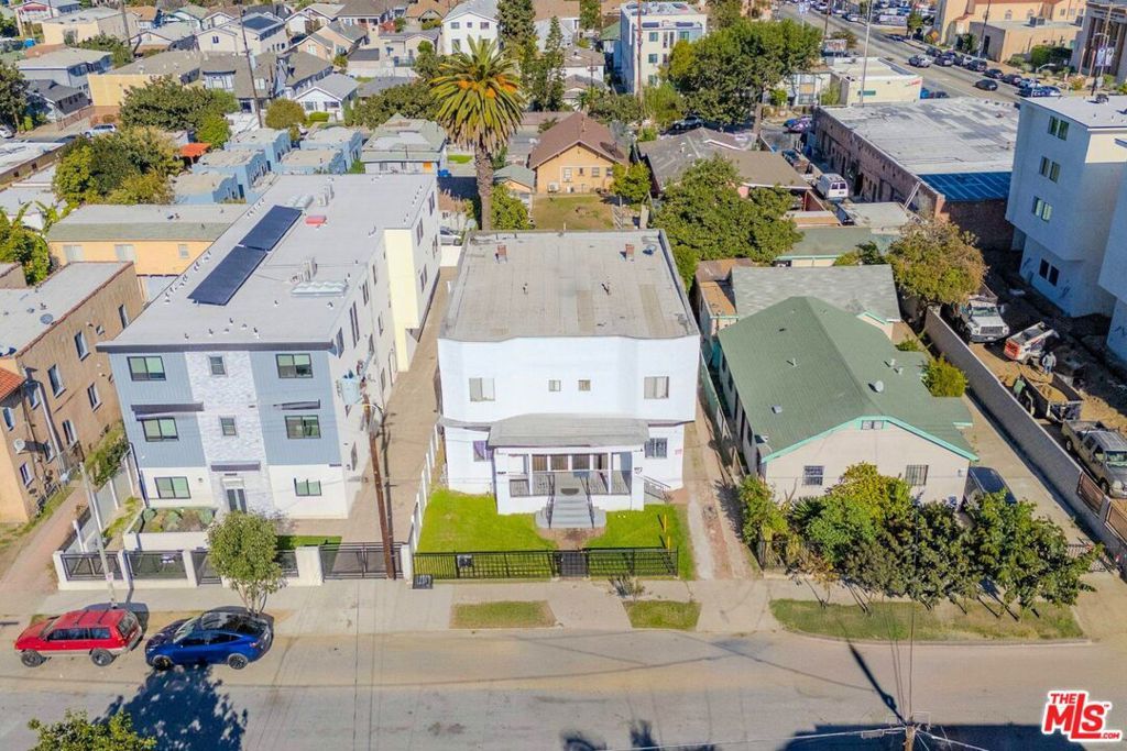 Image 3 of property listing at 1419 W 36th Street, Los Angeles, CA 90018