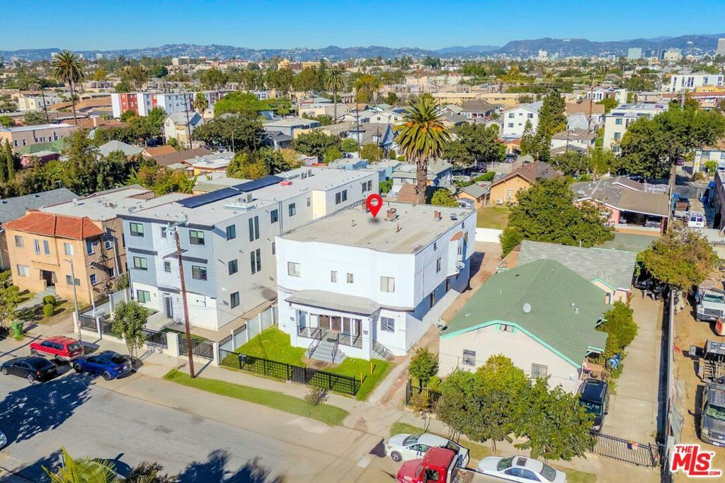 Image 4 of property listing at 1419 W 36th Street, Los Angeles, CA 90018