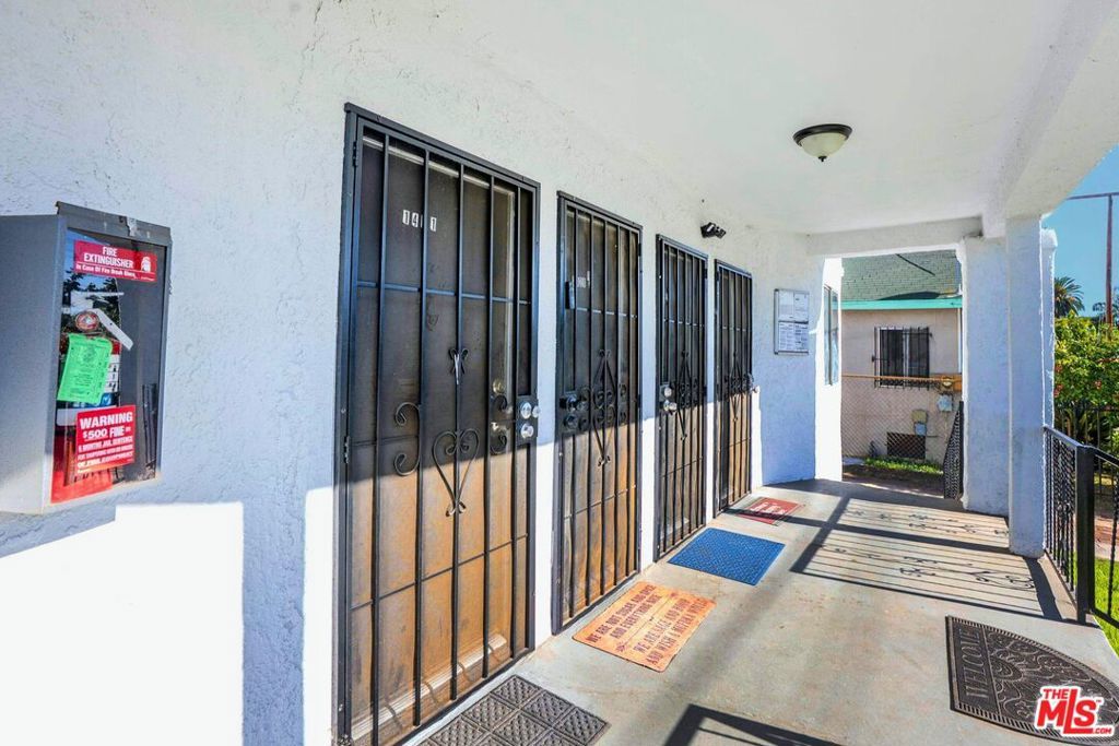 Image 7 of property listing at 1419 W 36th Street, Los Angeles, CA 90018