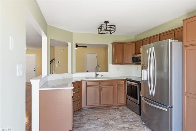5016 Heathglen CIR, Virginia Beach, VA 23456
