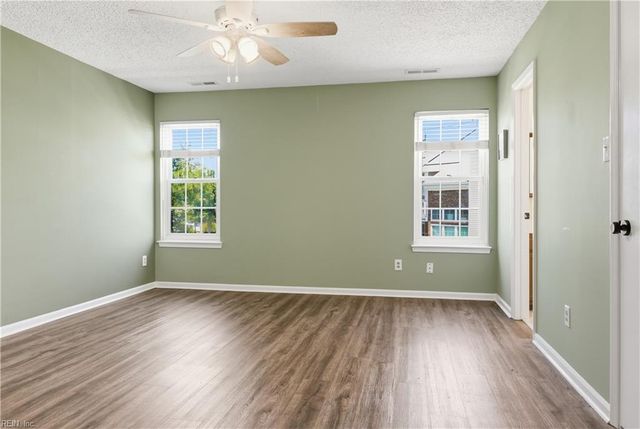 5016 Heathglen CIR, Virginia Beach, VA 23456