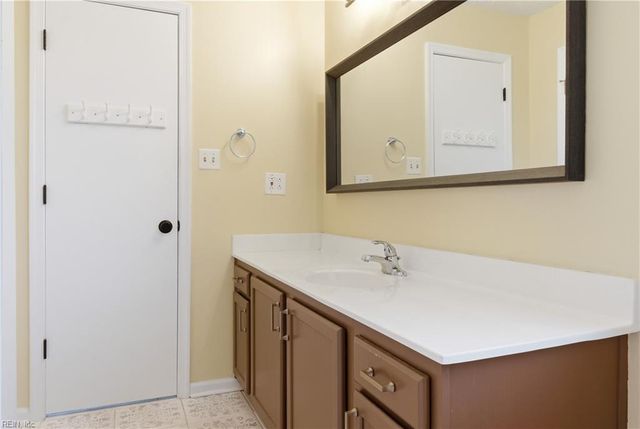 5016 Heathglen CIR, Virginia Beach, VA 23456