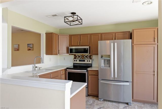 5016 Heathglen CIR, Virginia Beach, VA 23456