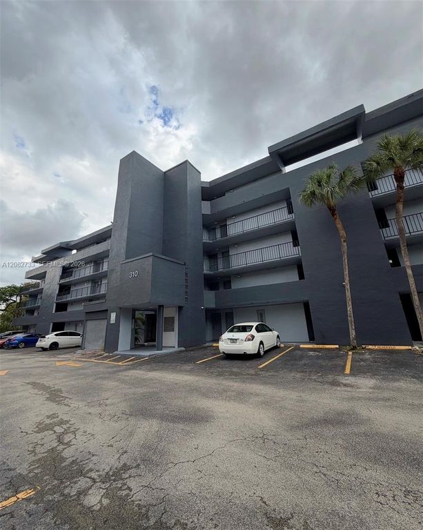 310 Fontainebleau Boulevard 206, Miami, FL 33172