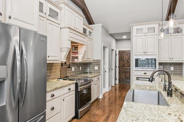 2600 SE Creek Ridge Court, Blue Springs, MO 64014