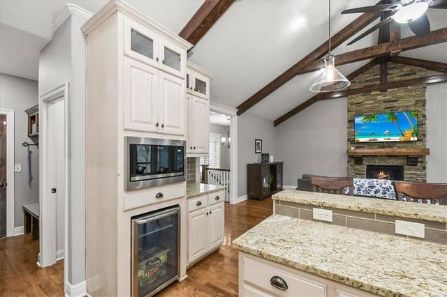 2600 SE Creek Ridge Court, Blue Springs, MO 64014