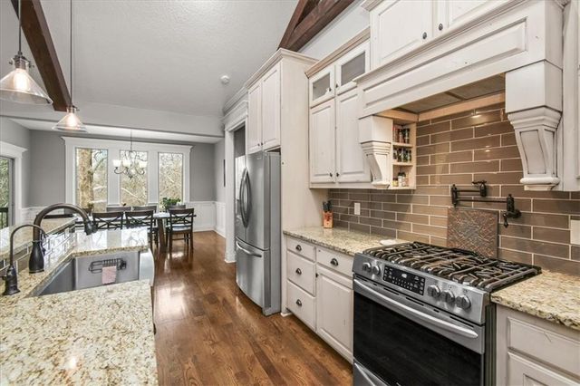 2600 SE Creek Ridge Court, Blue Springs, MO 64014