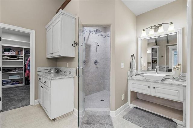 2600 SE Creek Ridge Court, Blue Springs, MO 64014