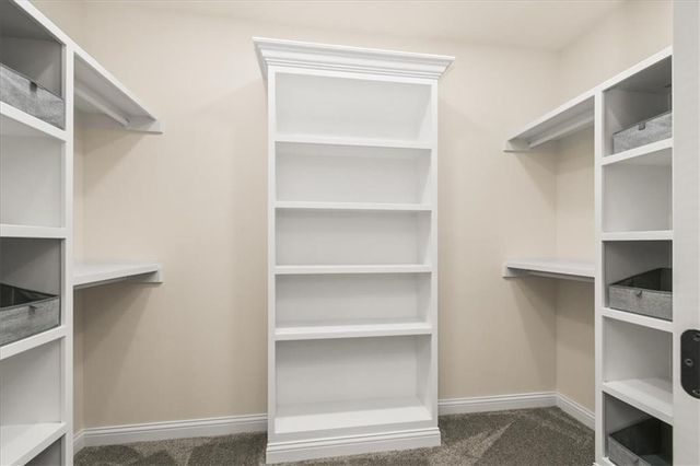 2600 SE Creek Ridge Court, Blue Springs, MO 64014