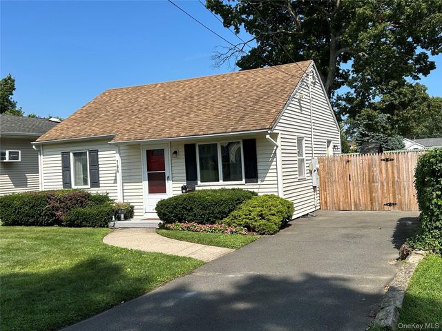 704 Myrtle Avenue, West Islip, NY 11795