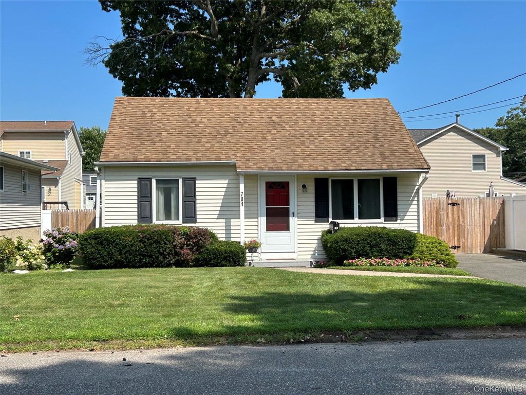 704 Myrtle Avenue, West Islip, NY 11795