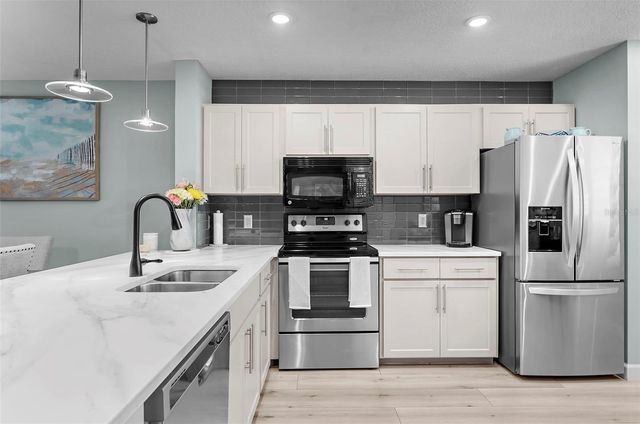 519 LAKESIDE DRIVE 519, Bradenton, FL 34210