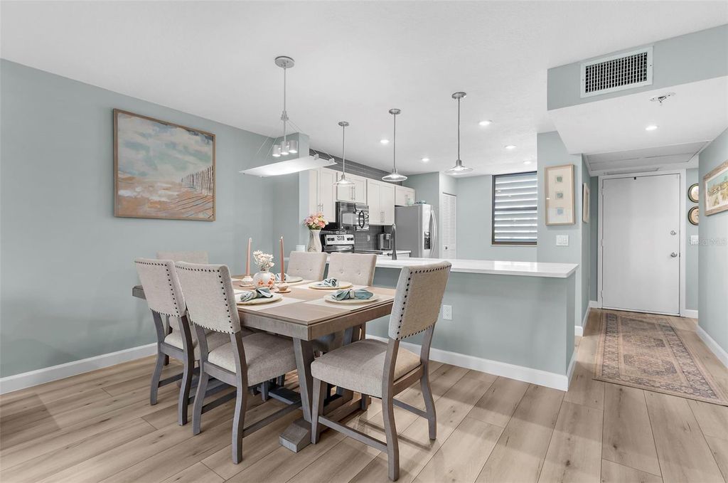 Image 11 of property listing at 519 LAKESIDE DRIVE 519, Bradenton, FL 34210