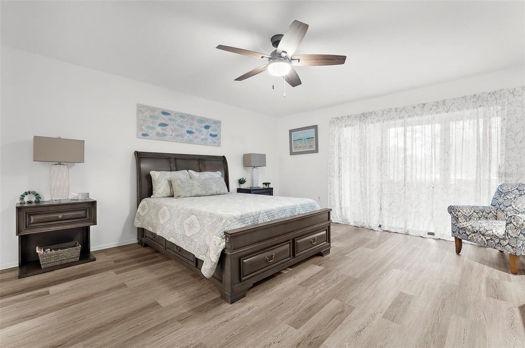 Image 20 of property listing at 519 LAKESIDE DRIVE 519, Bradenton, FL 34210