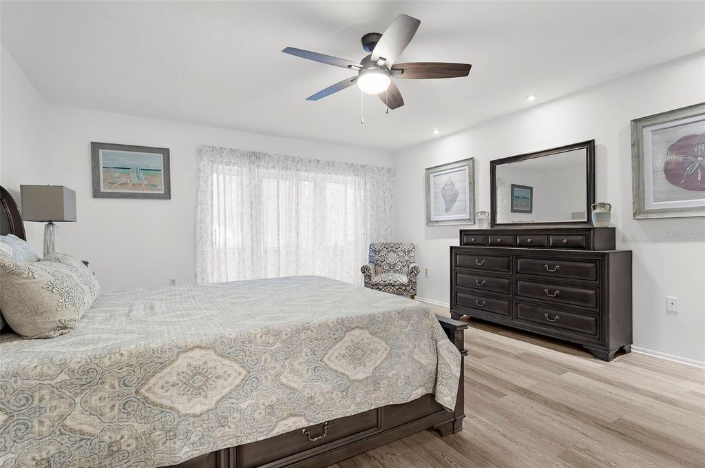 Image 22 of property listing at 519 LAKESIDE DRIVE 519, Bradenton, FL 34210