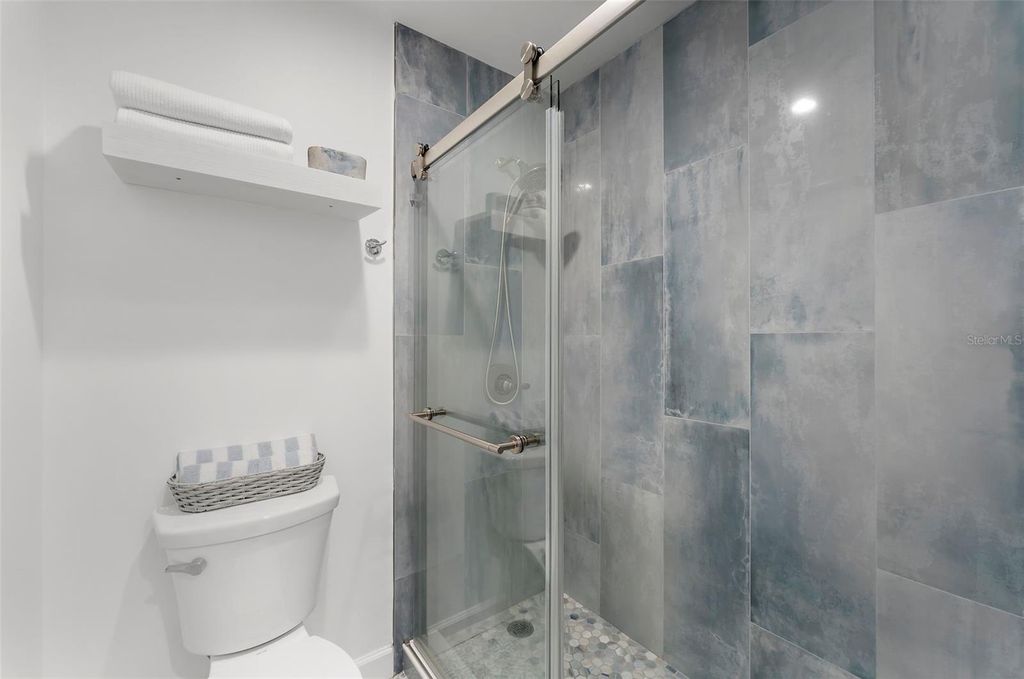 Image 24 of property listing at 519 LAKESIDE DRIVE 519, Bradenton, FL 34210