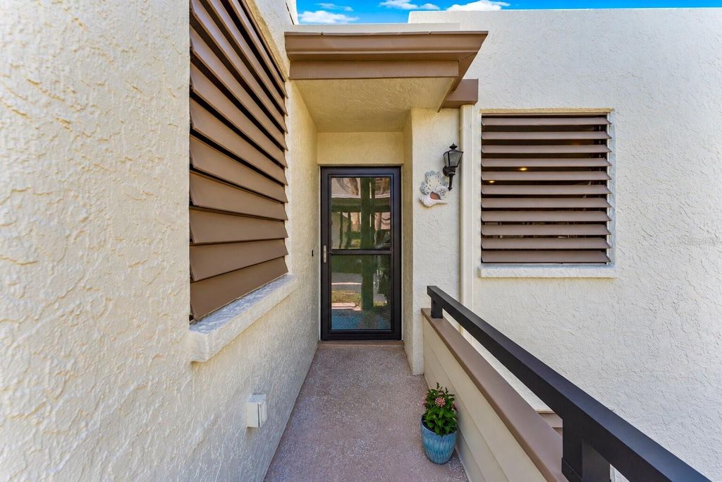 Image 4 of property listing at 519 LAKESIDE DRIVE 519, Bradenton, FL 34210