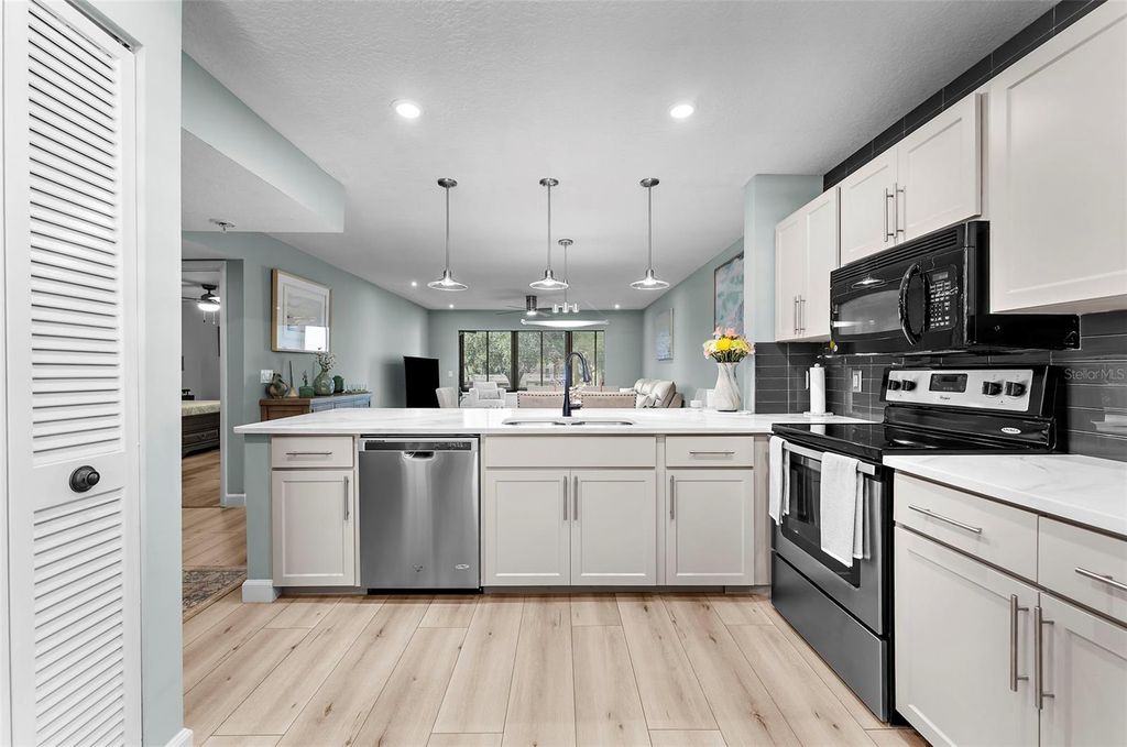 Image 10 of property listing at 519 LAKESIDE DRIVE 519, Bradenton, FL 34210