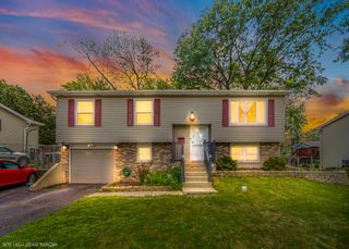 2905 EDGEWOOD Parkway, Woodridge, IL 60517