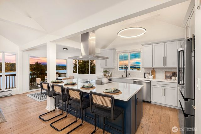 11753 Lakeside Avenue NE, Seattle, WA 98125