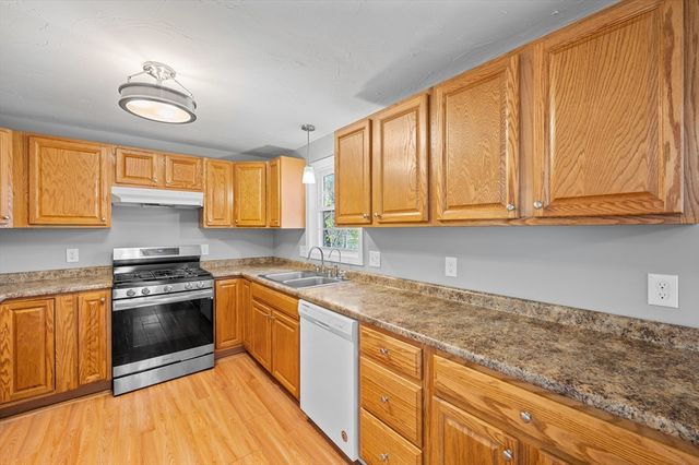 3 Clegg St, Worcester, MA 01603