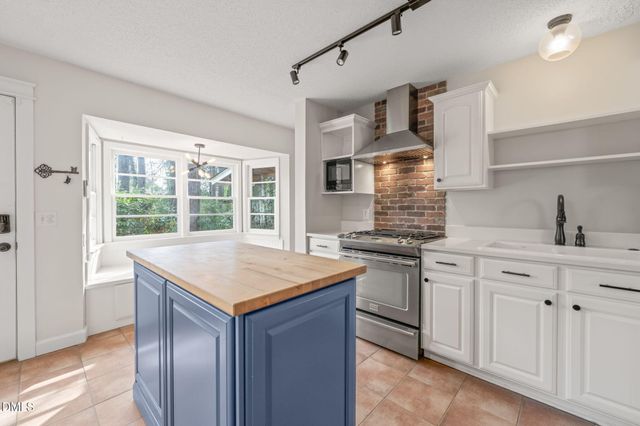 15 Abbey Road, Chapel Hill, NC 27516