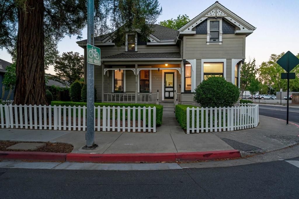 Image 7 of property listing at 142 N Central Avenue, Campbell, CA 95008