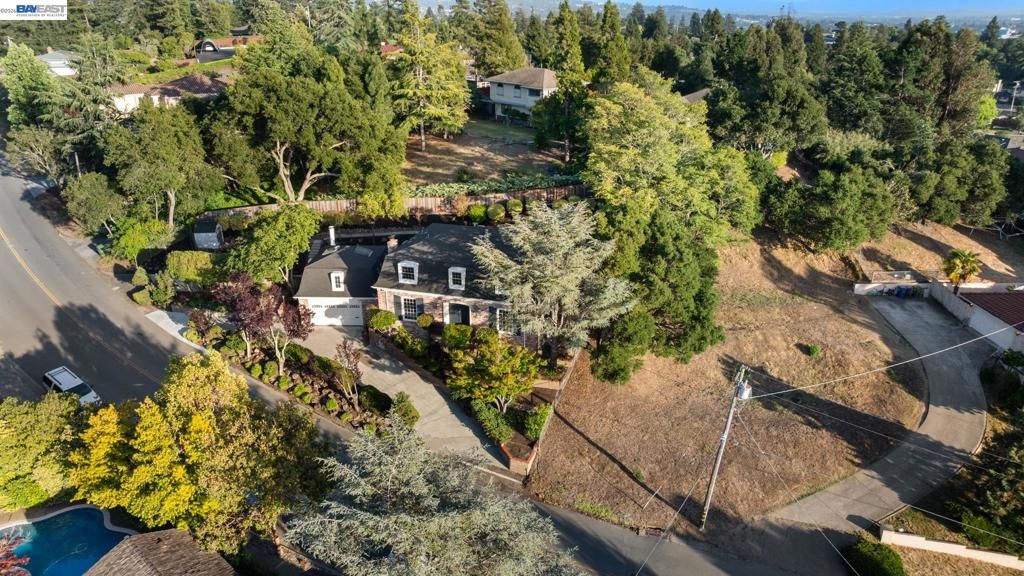Image 3 of property listing at 4571 Ewing Rd, Castro Valley, CA 94546