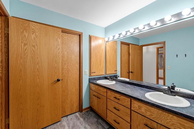 5099 Valley TRAIL, West Bend, WI 53095
