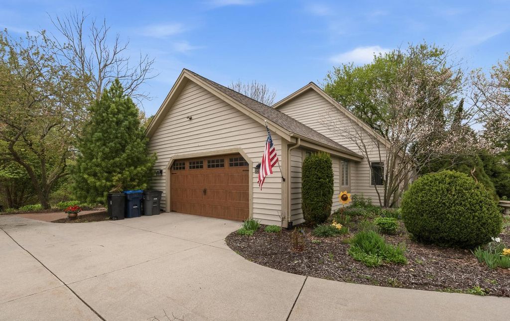 5099 Valley TRAIL, West Bend, WI 53095