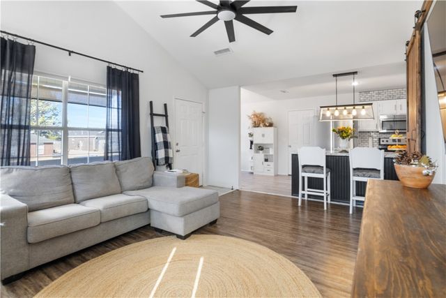 1200 S China Berry Lane, Fayetteville, AR 72704