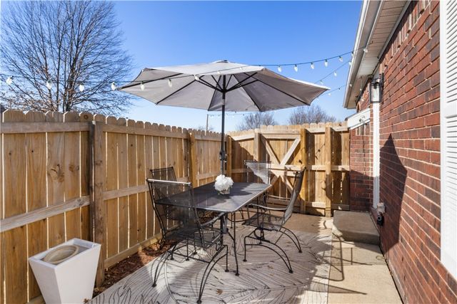 1200 S China Berry Lane, Fayetteville, AR 72704