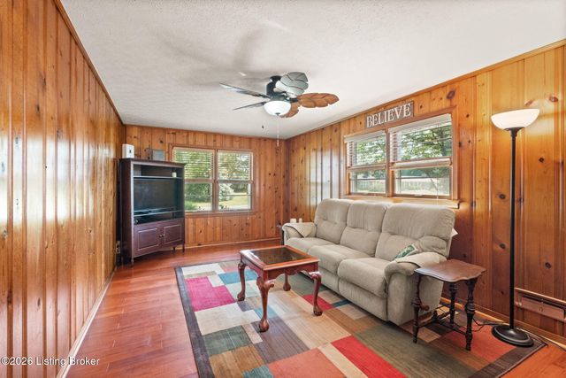 1902 Wesley Ave, Louisville, KY 40220