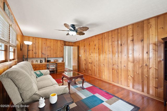 1902 Wesley Ave, Louisville, KY 40220