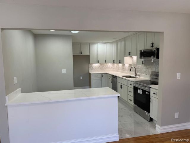 7490 S Brynmawr Court, West Bloomfield, MI 48322