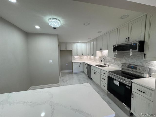 7490 S Brynmawr Court, West Bloomfield, MI 48322