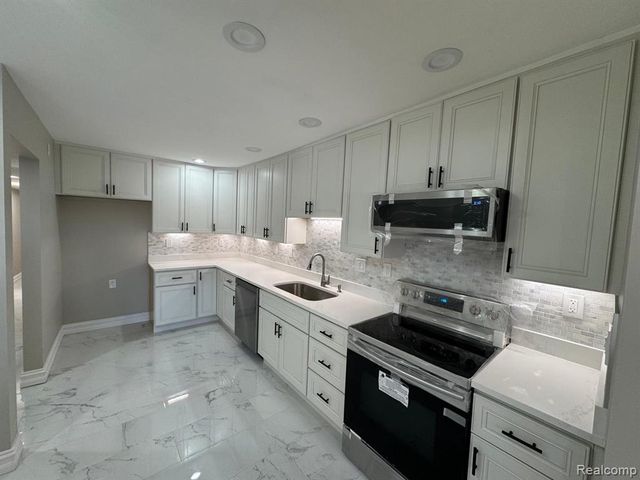 7490 S Brynmawr Court, West Bloomfield, MI 48322