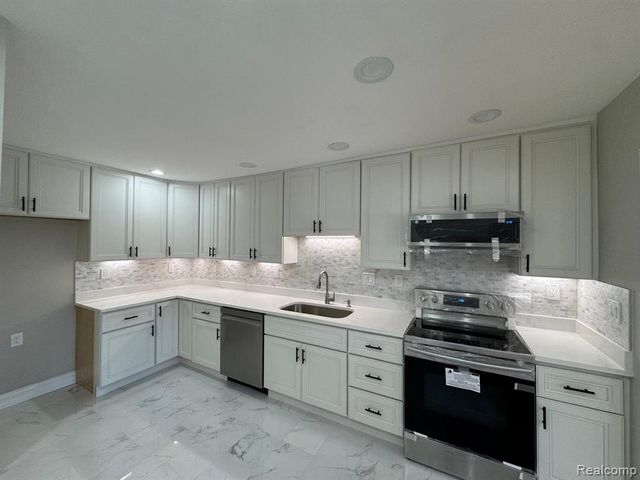 7490 S Brynmawr Court, West Bloomfield, MI 48322