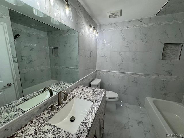 7490 S Brynmawr Court, West Bloomfield, MI 48322